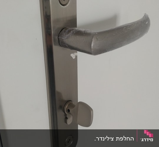 ידית דלת מתכתית עם מנעול ומפתח